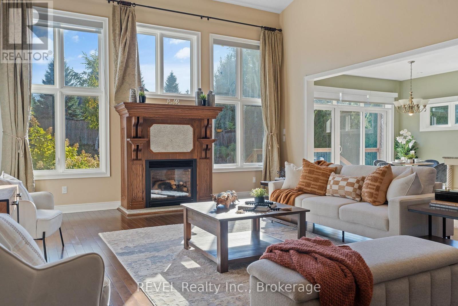 6718 Domenic Crescent, Niagara Falls (Stamford), ON - Indoor Photo Showing Living Room With Fireplace