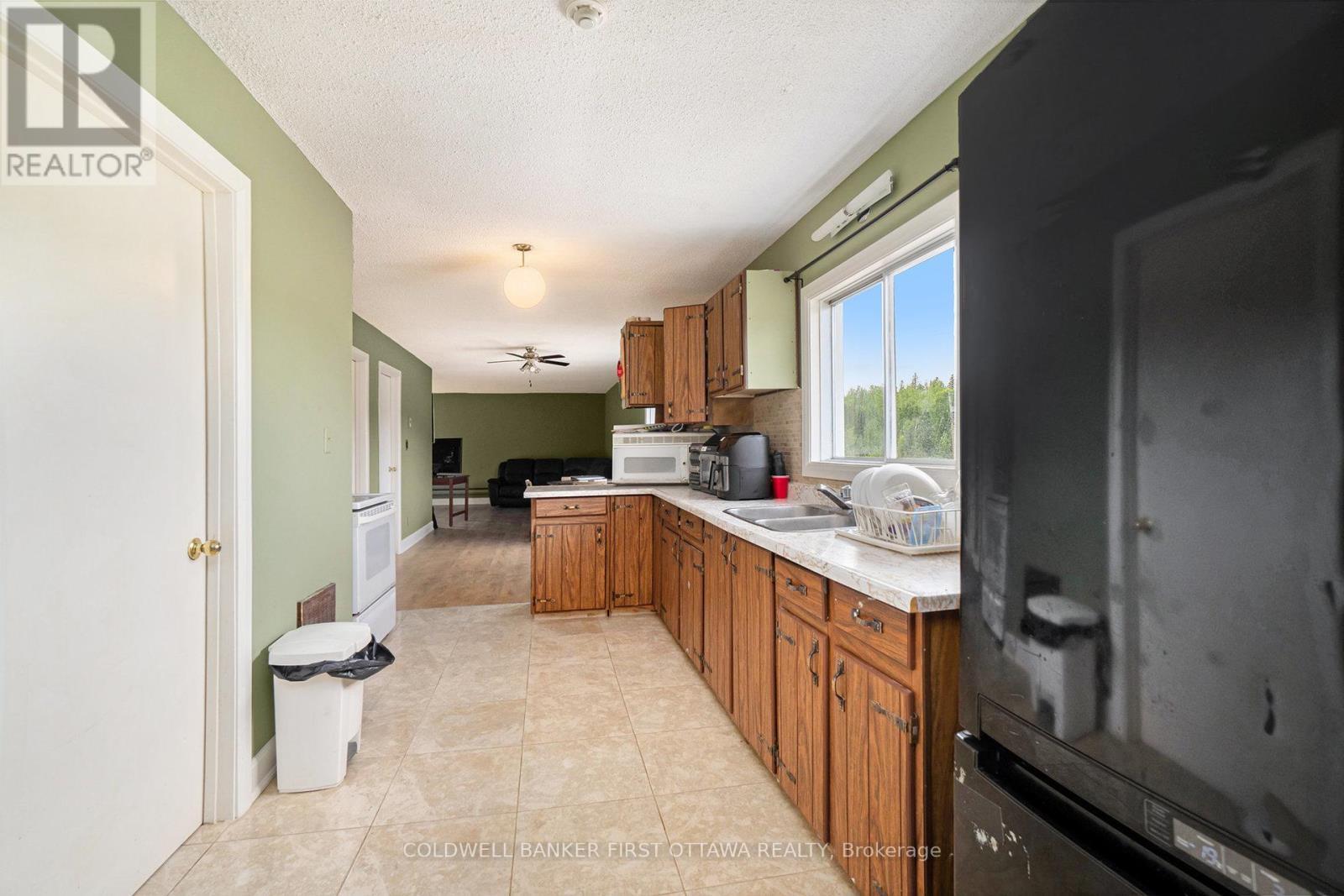 9628 Hwy 509, North Frontenac (Frontenac North), ON - Indoor Photo Showing Kitchen With Double Sink