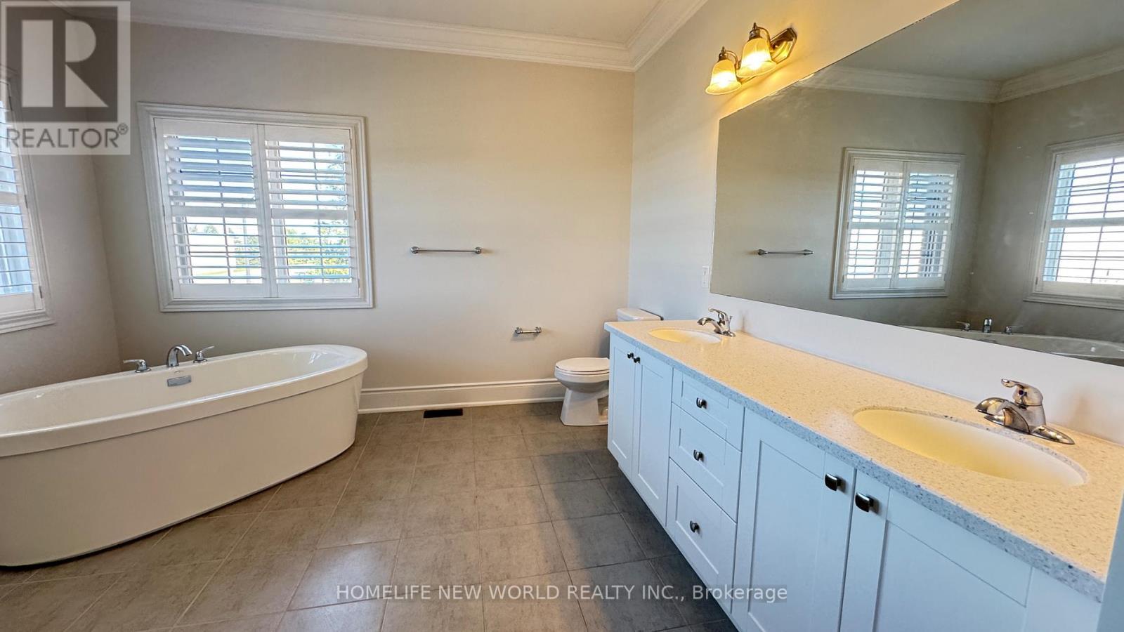 10 Ken Sinclair Crescent, Aurora, ON - Indoor Photo Showing Bathroom