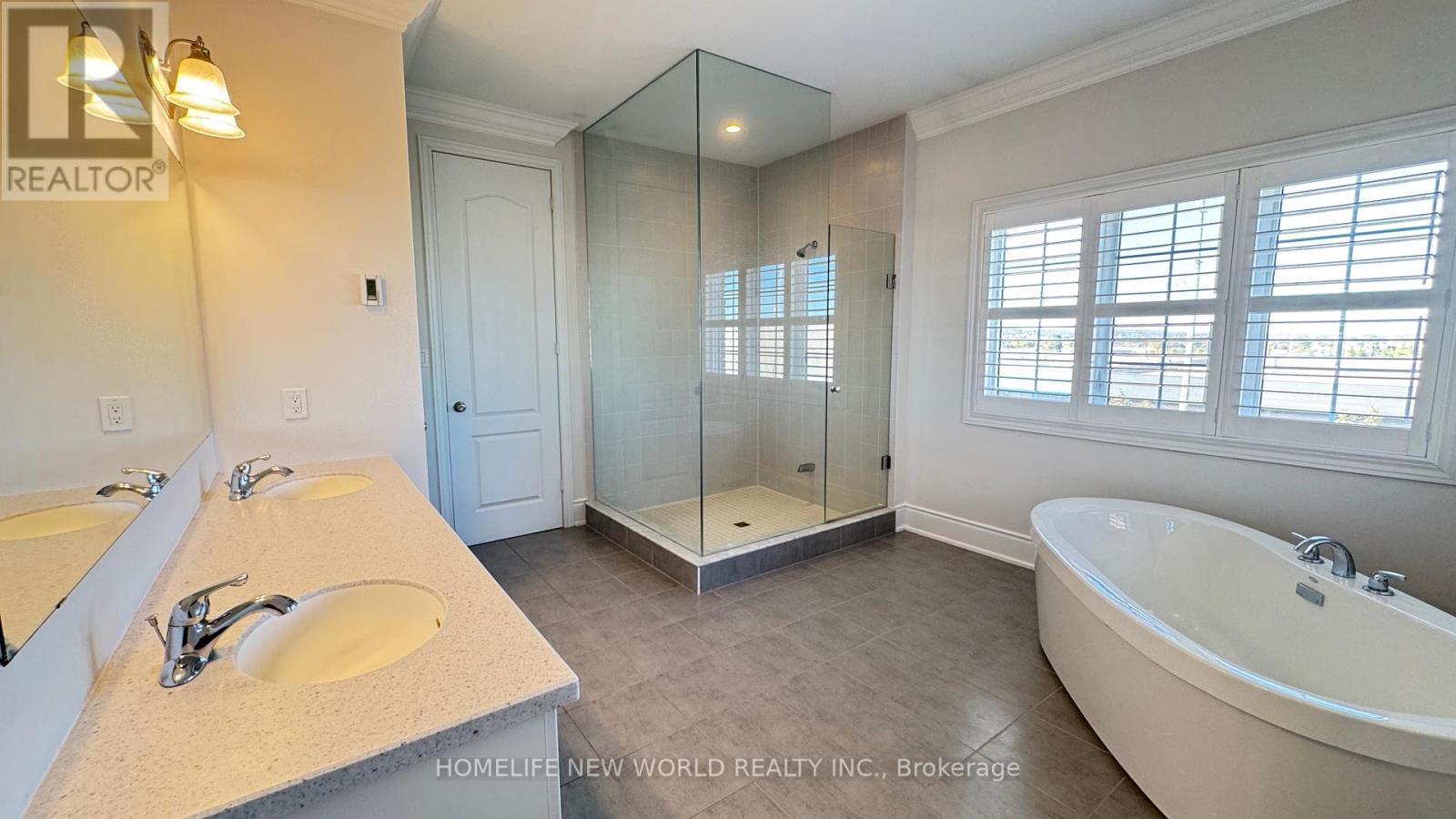 10 Ken Sinclair Crescent, Aurora, ON - Indoor Photo Showing Bathroom