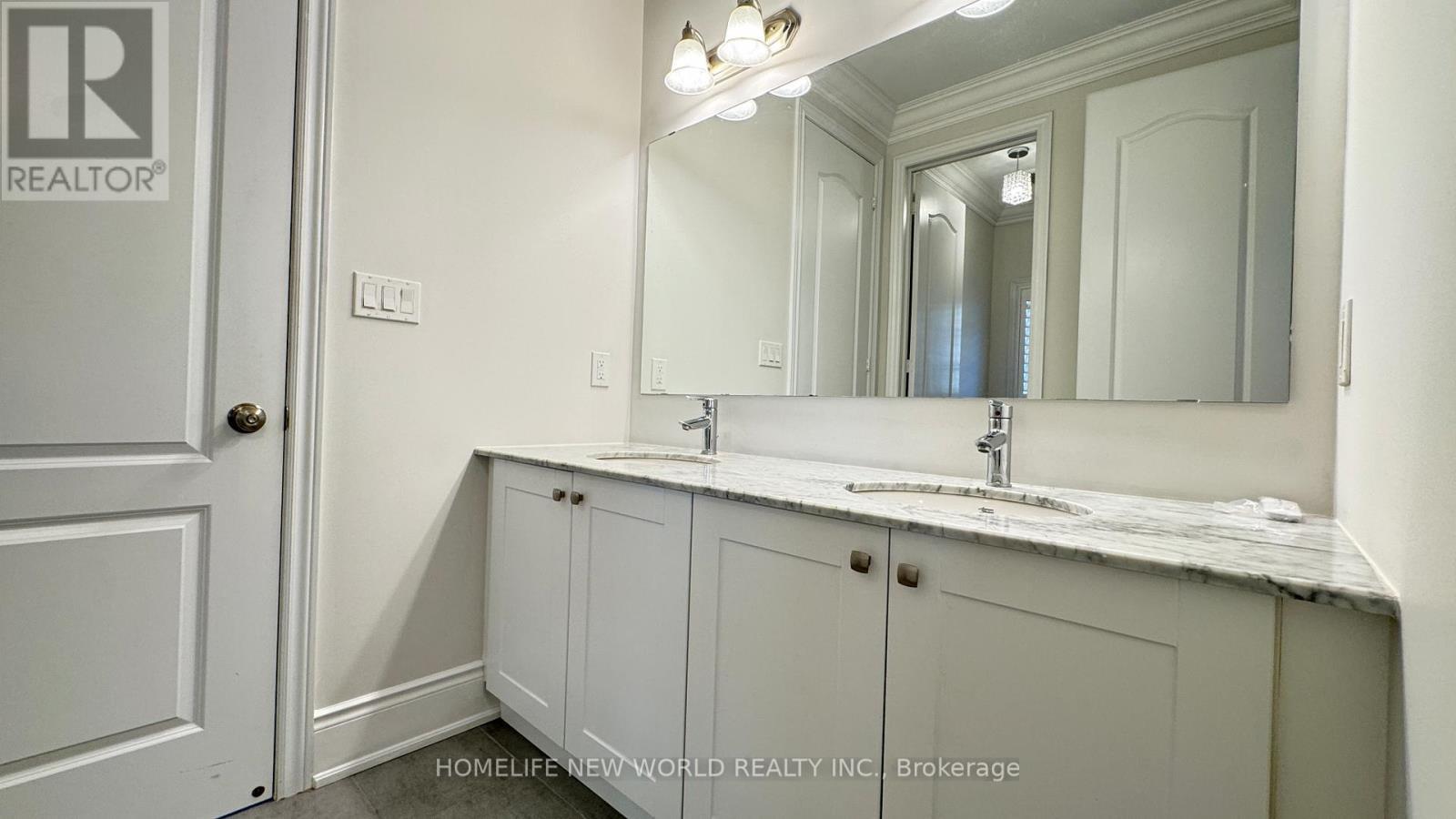 10 Ken Sinclair Crescent, Aurora, ON - Indoor Photo Showing Bathroom