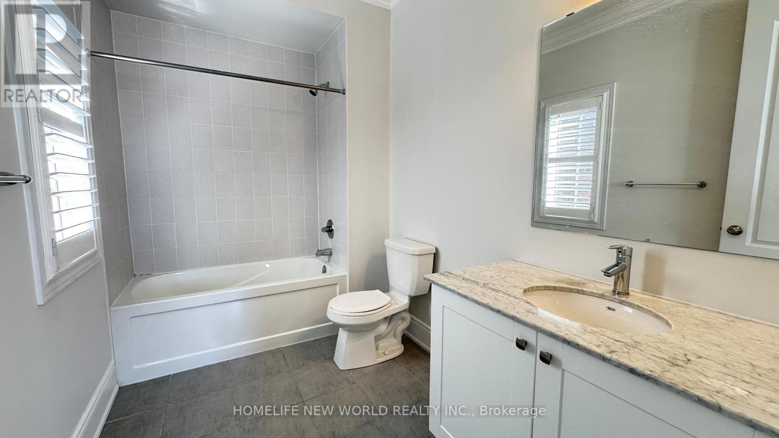 10 Ken Sinclair Crescent, Aurora, ON - Indoor Photo Showing Bathroom