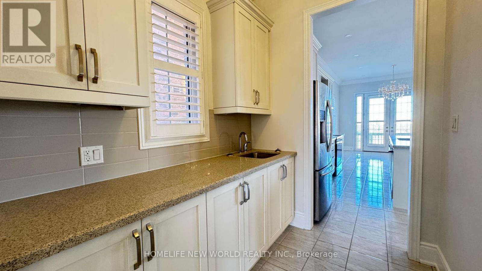 10 Ken Sinclair Crescent, Aurora, ON - Indoor Photo Showing Other Room