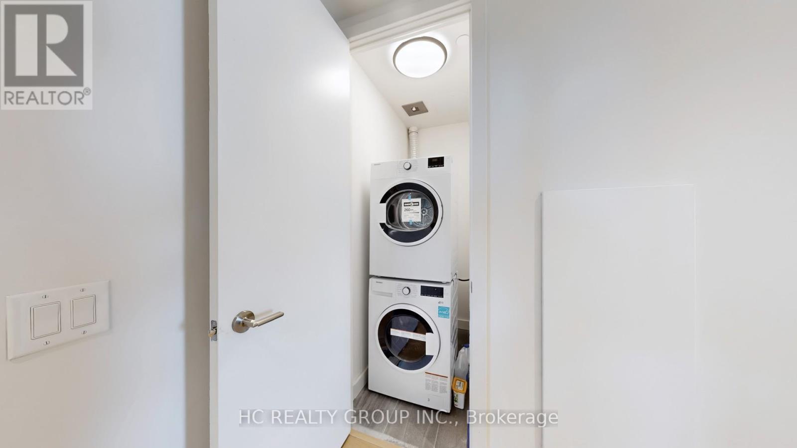 1605 - 81 Wellesley Street E, Toronto, ON - Indoor Photo Showing Laundry Room