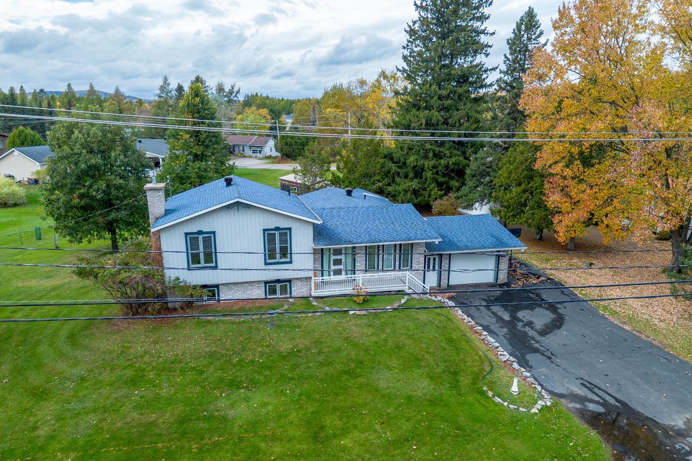 Photo aérienne - 951 Rue Brassard, Saint-Michel-Des-Saints, QC - Outdoor