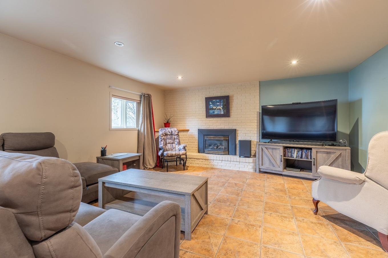 Salle familiale - 951 Rue Brassard, Saint-Michel-Des-Saints, QC - Indoor Photo Showing Living Room With Fireplace