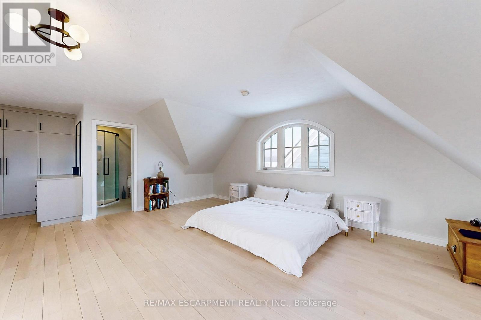 485 Concession 5 Road E, Hamilton, ON - Indoor Photo Showing Bedroom