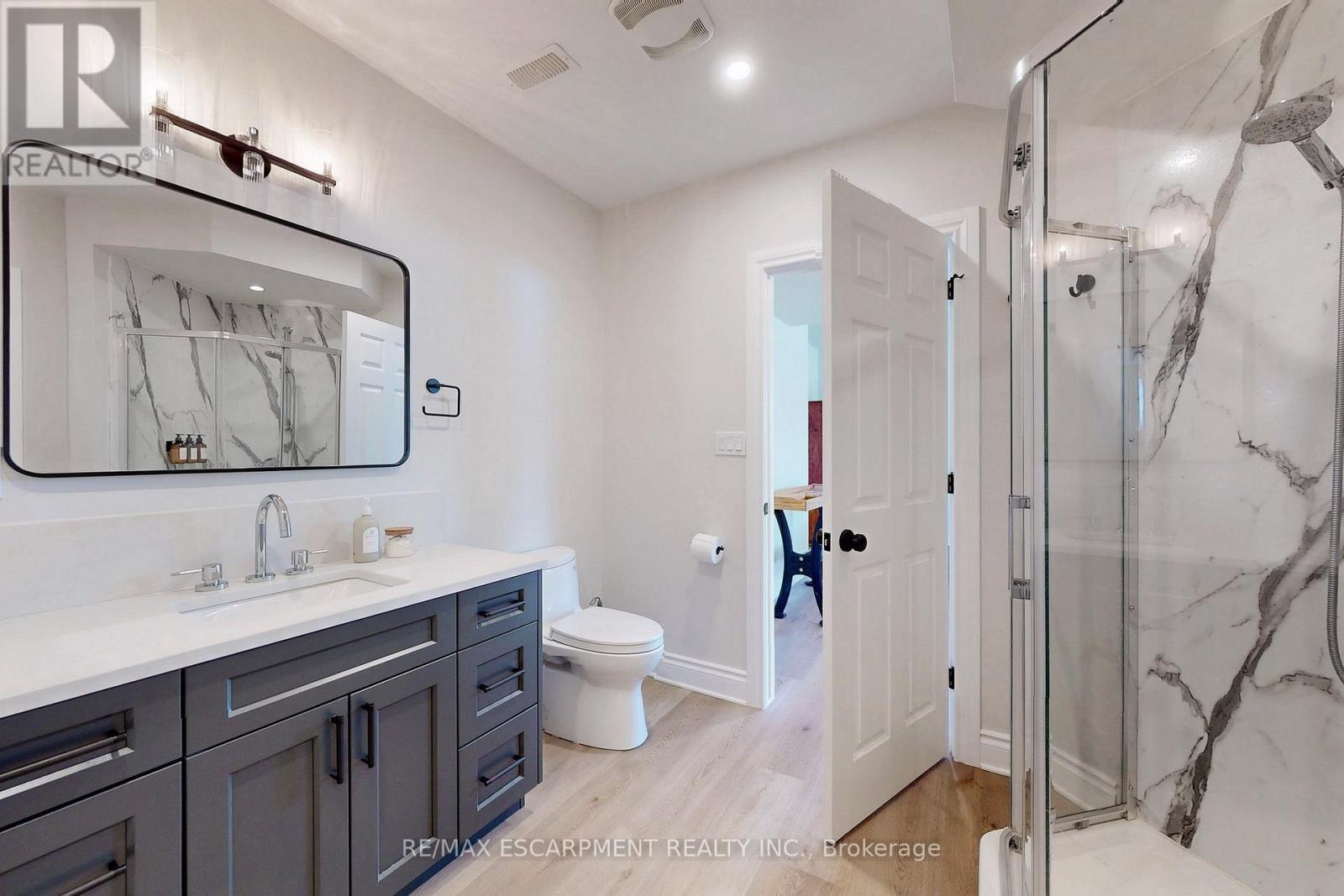 485 Concession 5 Road E, Hamilton, ON - Indoor Photo Showing Bathroom