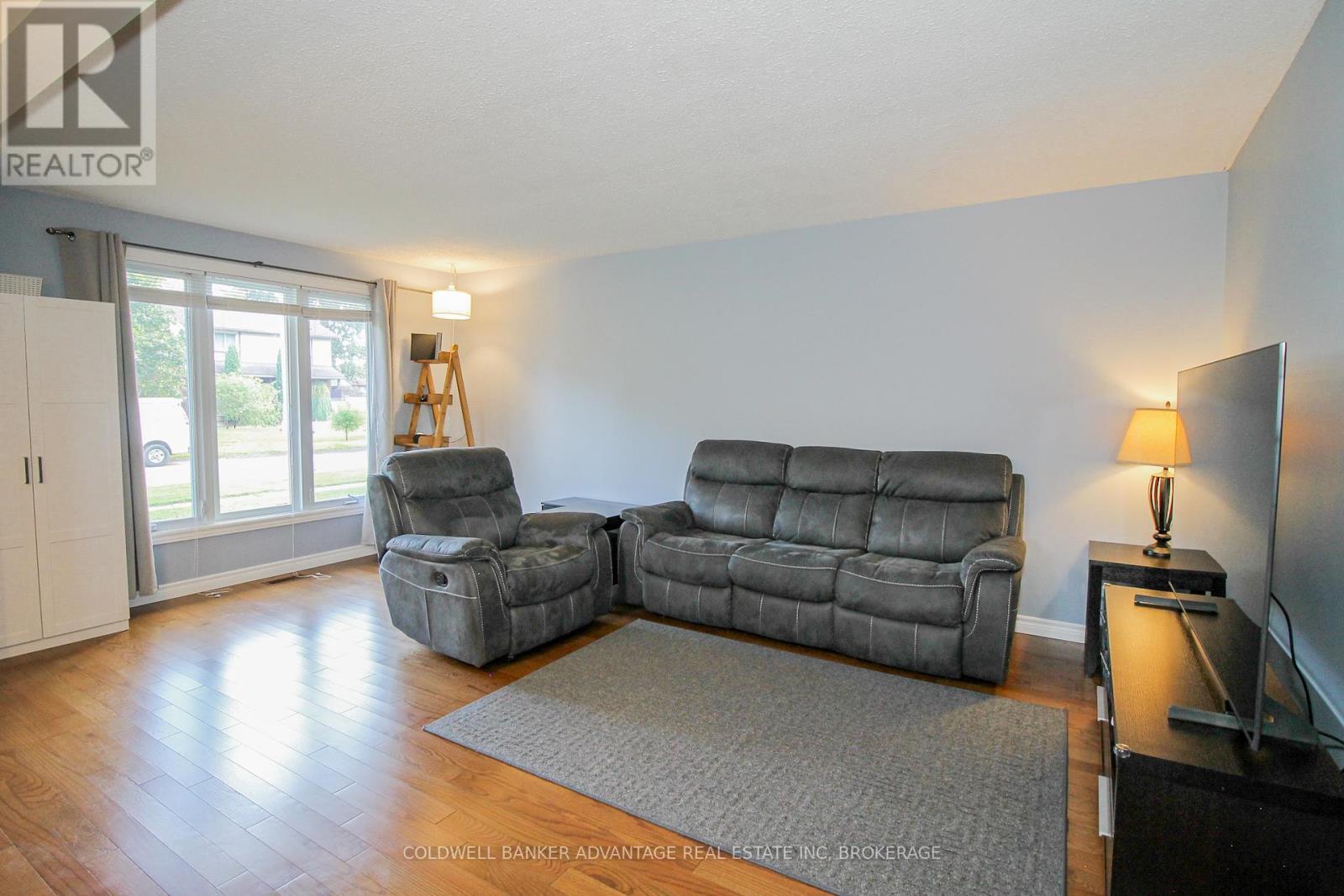 42 Newleaf Crescent, Welland (N. Welland), ON - Indoor Photo Showing Living Room