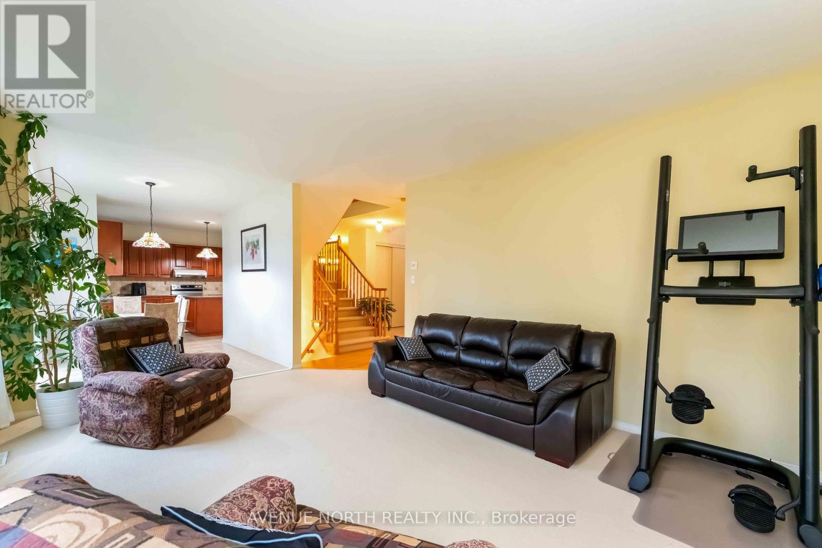 23 Hearthstone Place, Ottawa, ON - Indoor Photo Showing Living Room