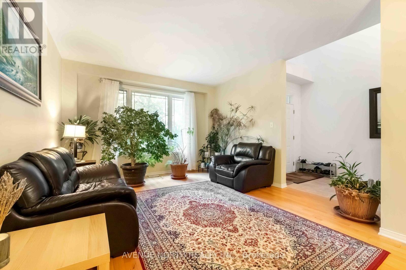 23 Hearthstone Place, Ottawa, ON - Indoor Photo Showing Living Room