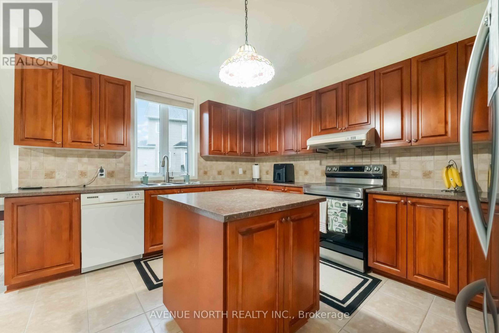 23 Hearthstone Place, Ottawa, ON - Indoor Photo Showing Kitchen