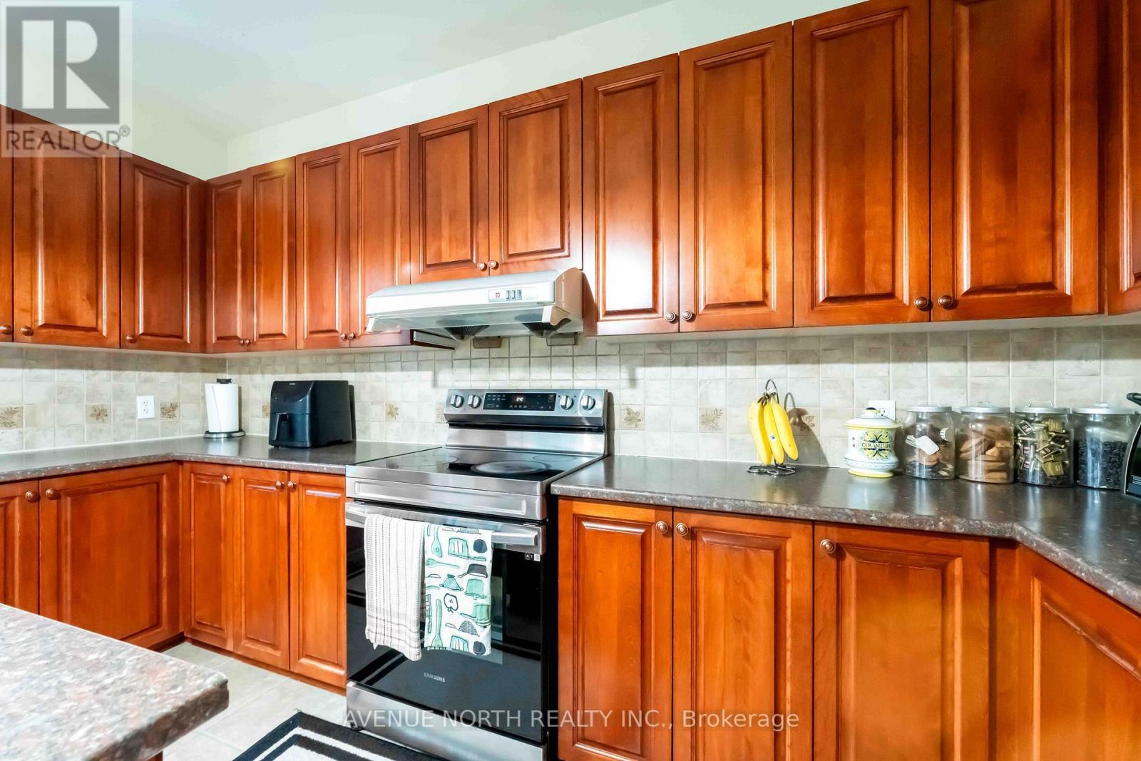 23 Hearthstone Place, Ottawa, ON - Indoor Photo Showing Kitchen