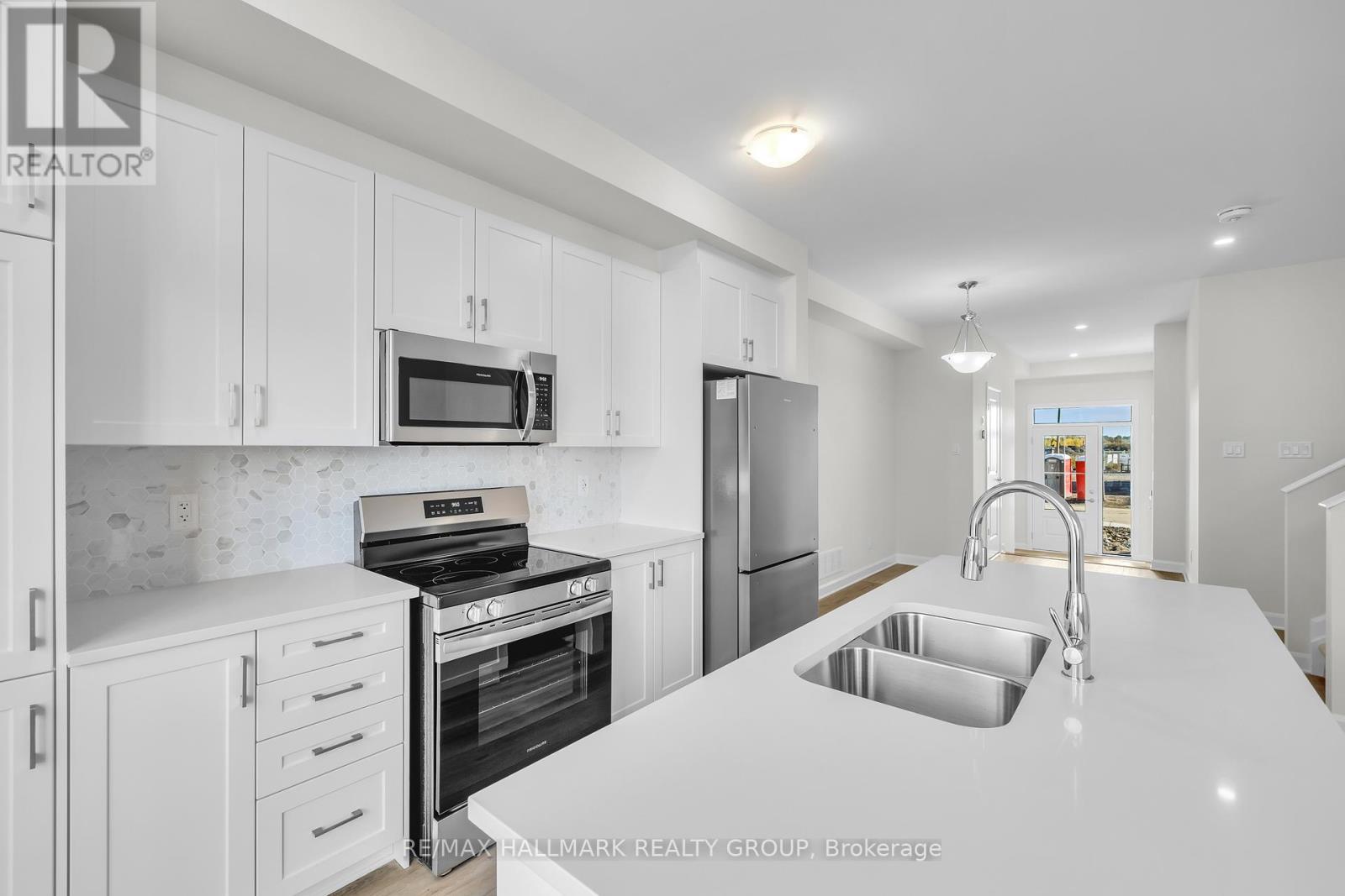 2526 Esprit Drive, Ottawa, ON - Indoor Photo Showing Kitchen With Stainless Steel Kitchen With Double Sink With Upgraded Kitchen