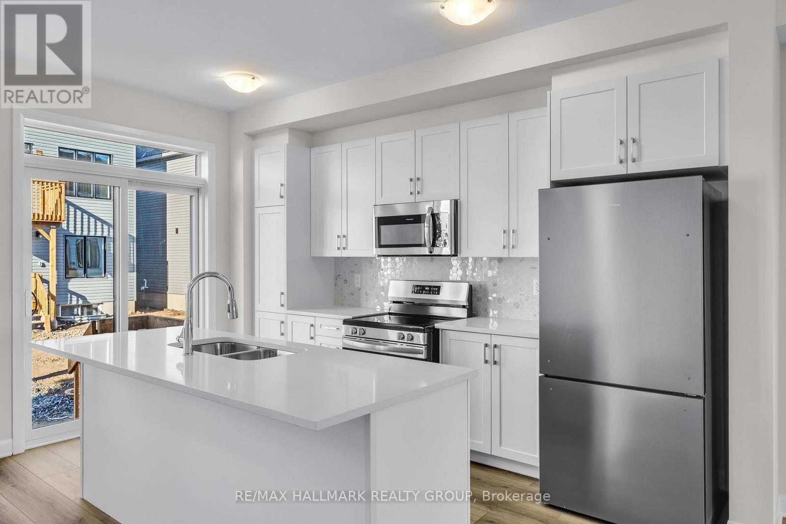 2526 Esprit Drive, Ottawa, ON - Indoor Photo Showing Kitchen With Stainless Steel Kitchen With Double Sink With Upgraded Kitchen