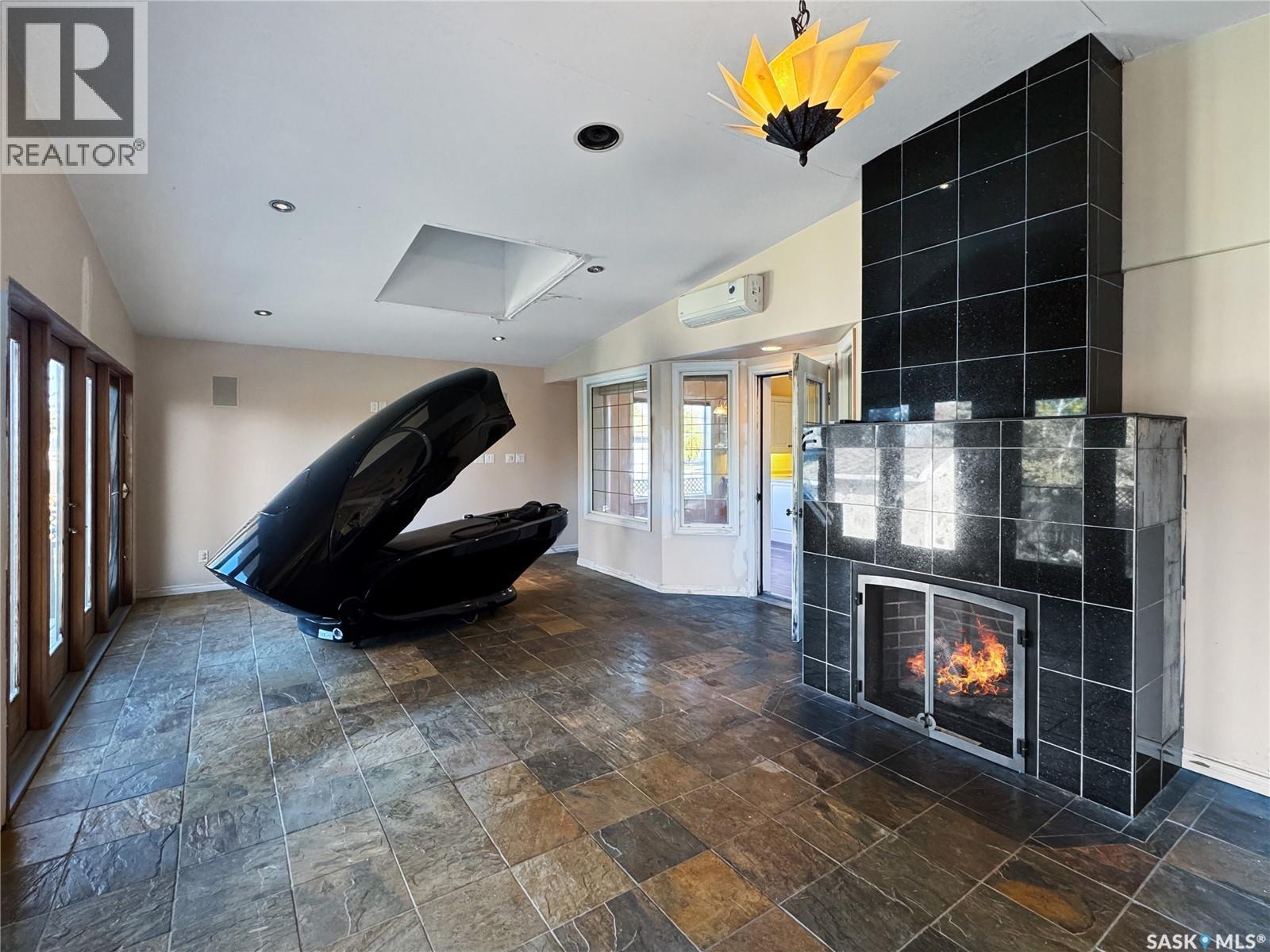 616 3Rd Street E, Spiritwood, SK - Indoor Photo Showing Other Room With Fireplace