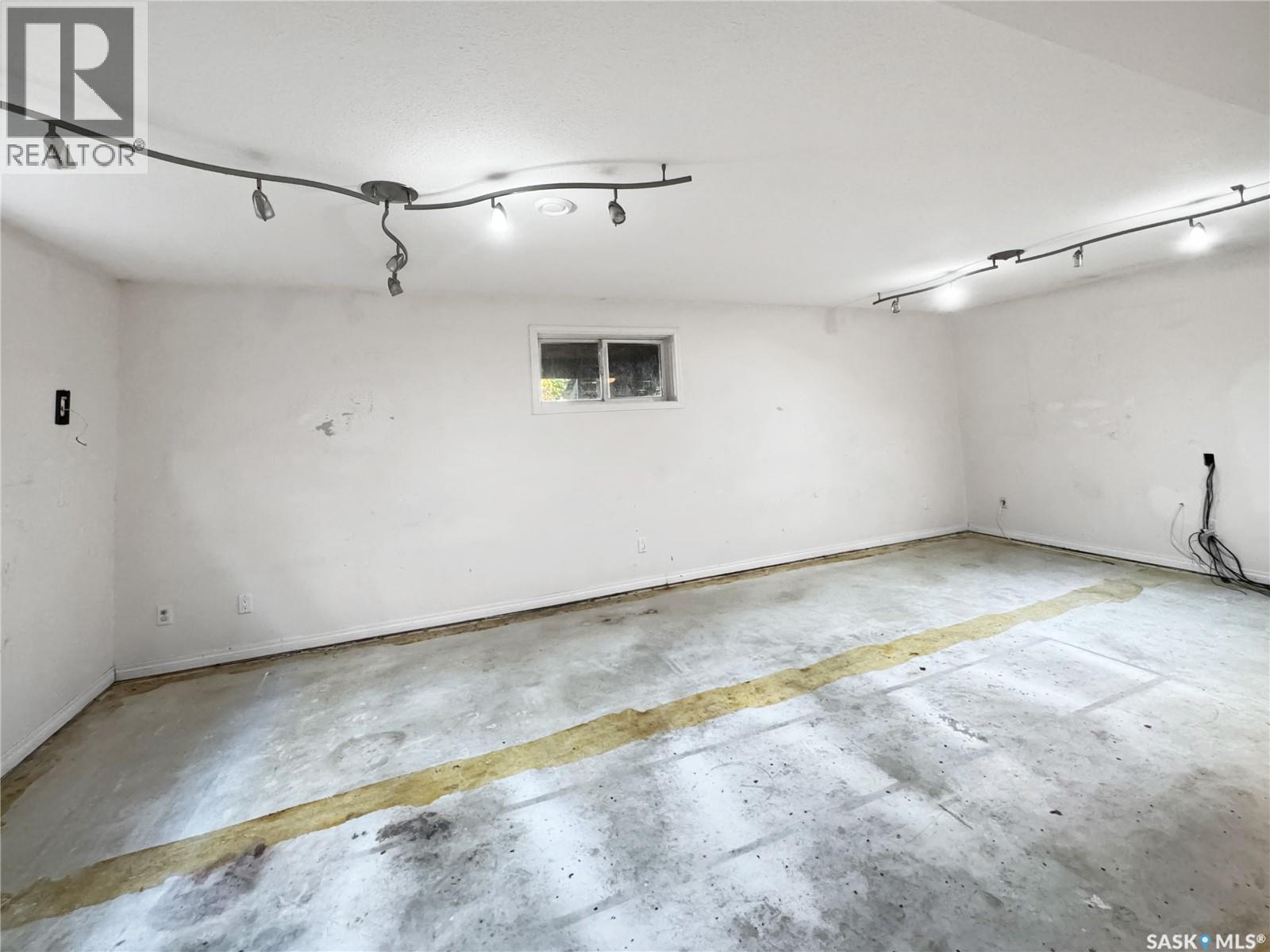 616 3Rd Street E, Spiritwood, SK - Indoor Photo Showing Garage