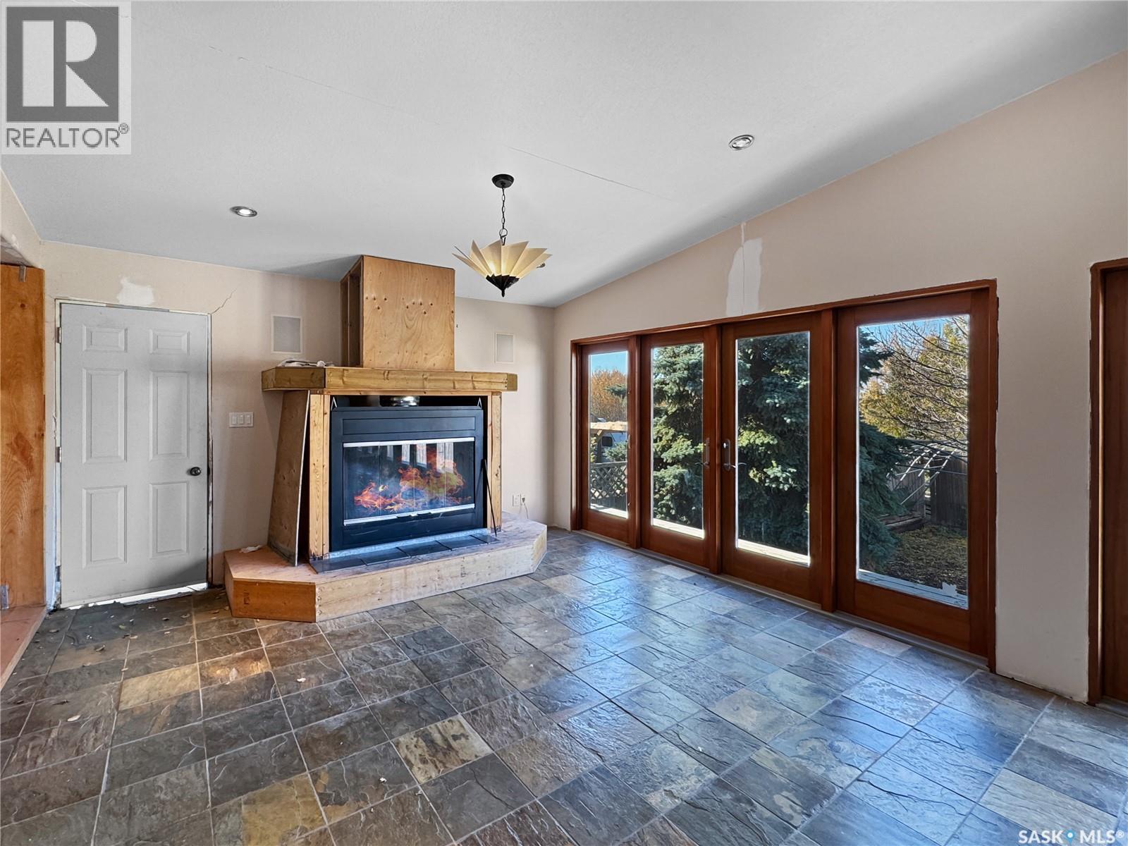 616 3Rd Street E, Spiritwood, SK - Indoor Photo Showing Living Room With Fireplace