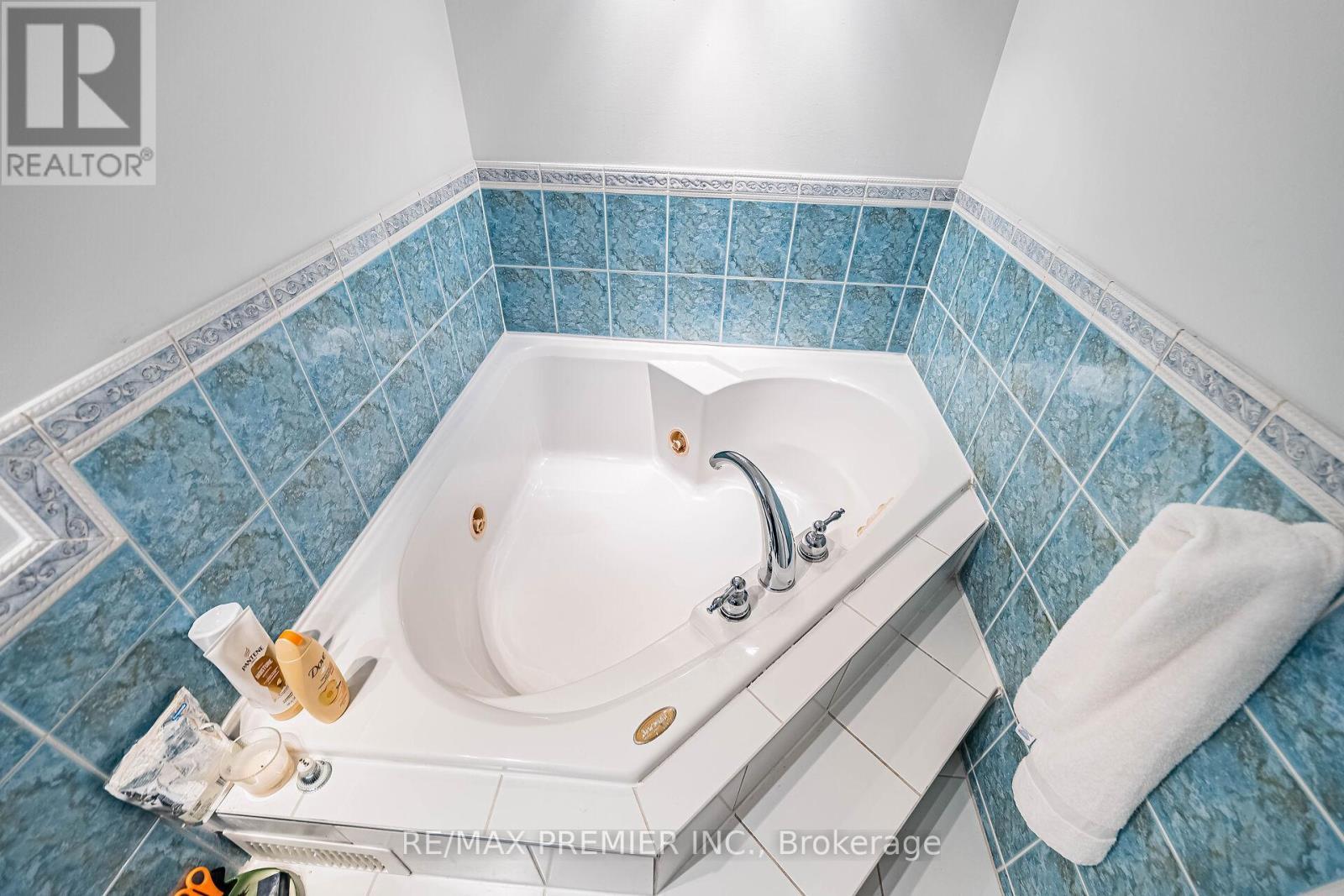 2308 - 75 Graydon Hall Drive, Toronto, ON - Indoor Photo Showing Bathroom