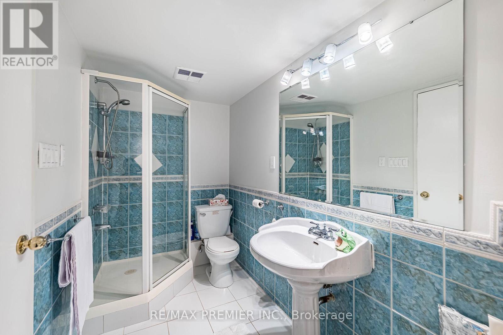 2308 - 75 Graydon Hall Drive, Toronto, ON - Indoor Photo Showing Bathroom