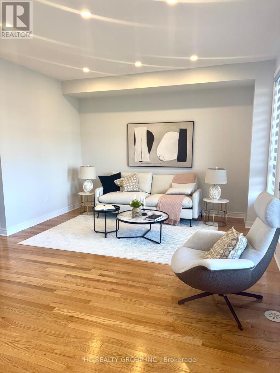 112 Robert Eaton Avenue W, Markham, ON - Indoor Photo Showing Living Room