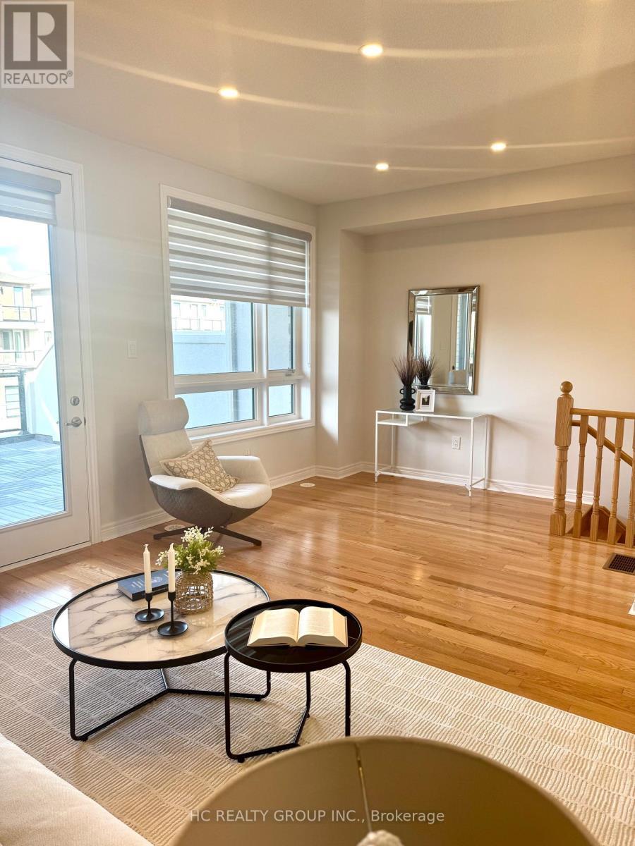 112 Robert Eaton Avenue W, Markham, ON - Indoor Photo Showing Living Room