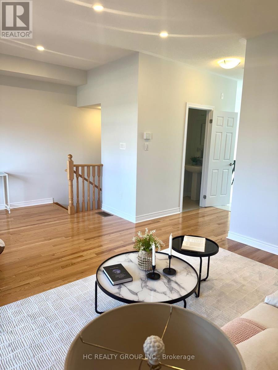 112 Robert Eaton Avenue W, Markham, ON - Indoor Photo Showing Living Room