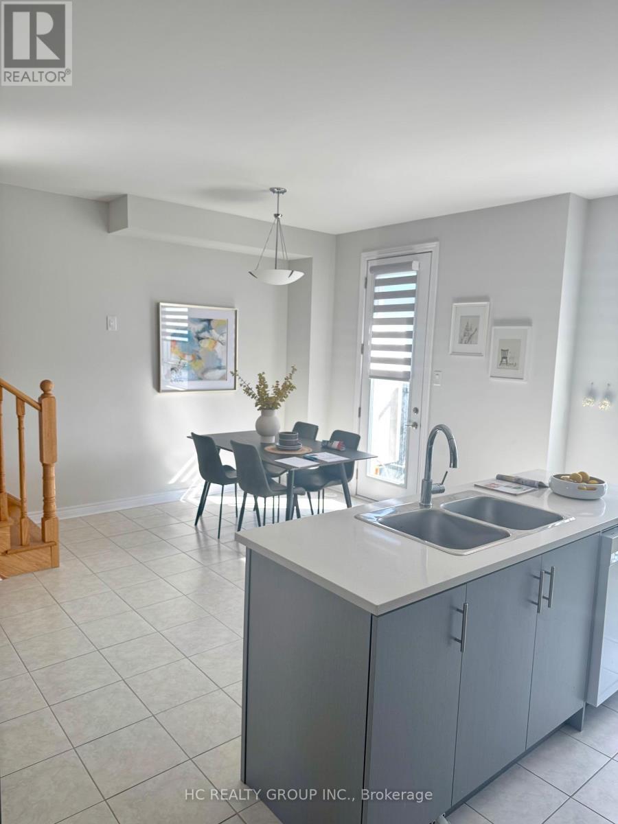 112 Robert Eaton Avenue W, Markham, ON - Indoor Photo Showing Kitchen With Double Sink