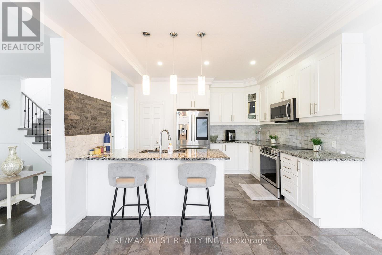 301 Freure Drive, Cambridge, ON - Indoor Photo Showing Kitchen With Upgraded Kitchen