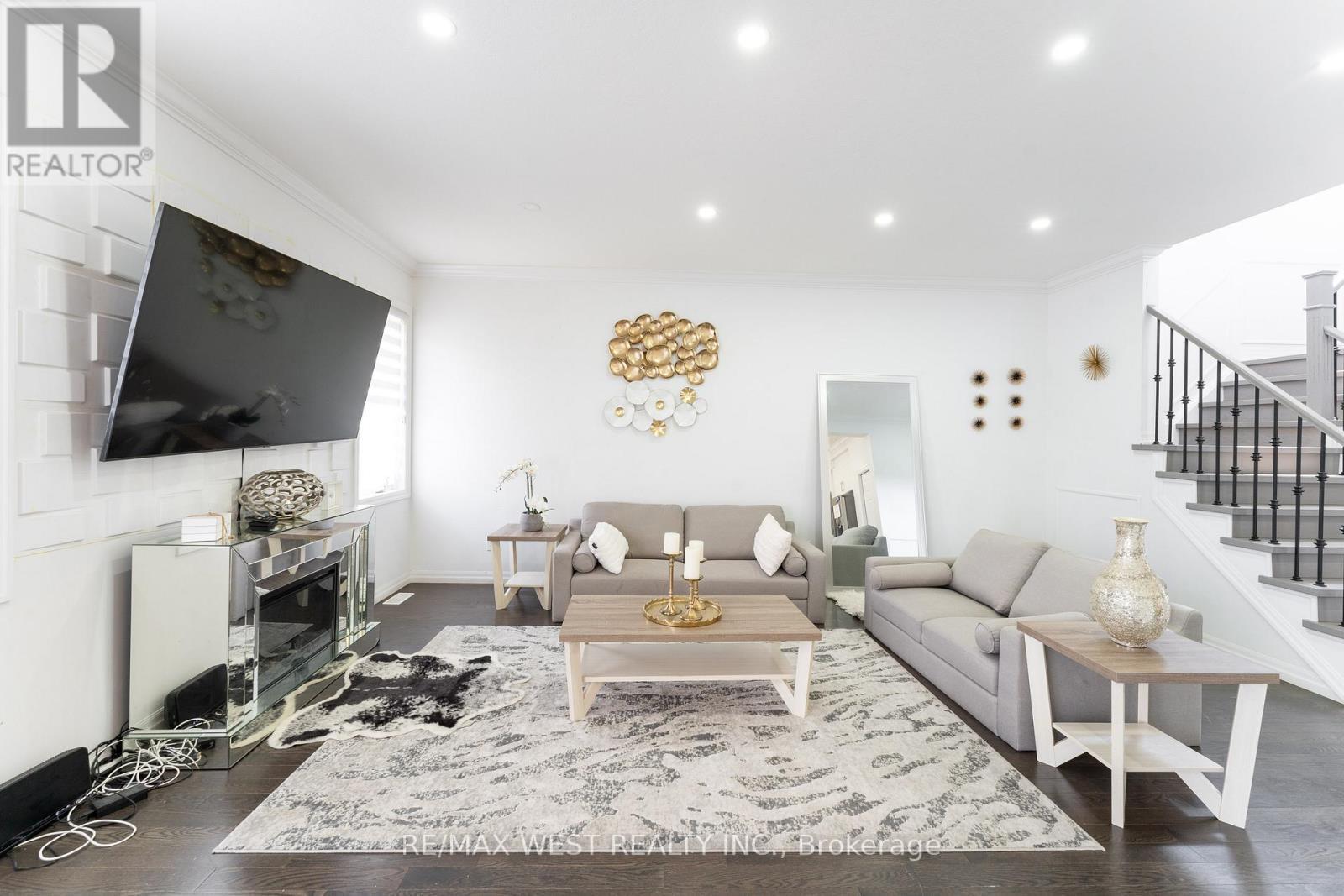 301 Freure Drive, Cambridge, ON - Indoor Photo Showing Living Room