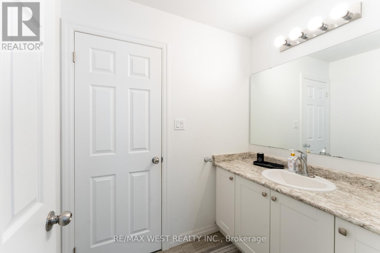 301 Freure Drive, Cambridge, ON - Indoor Photo Showing Bathroom