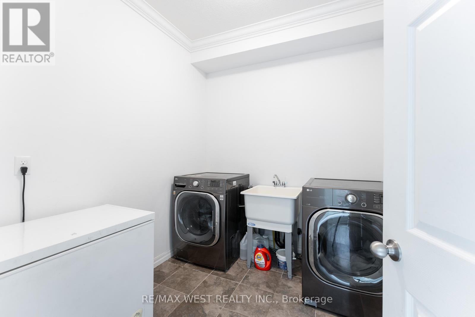 301 Freure Drive, Cambridge, ON - Indoor Photo Showing Laundry Room