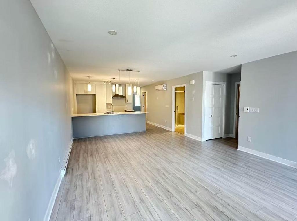 Salon - 103-70 Rue Natura, Bromont, QC - Indoor