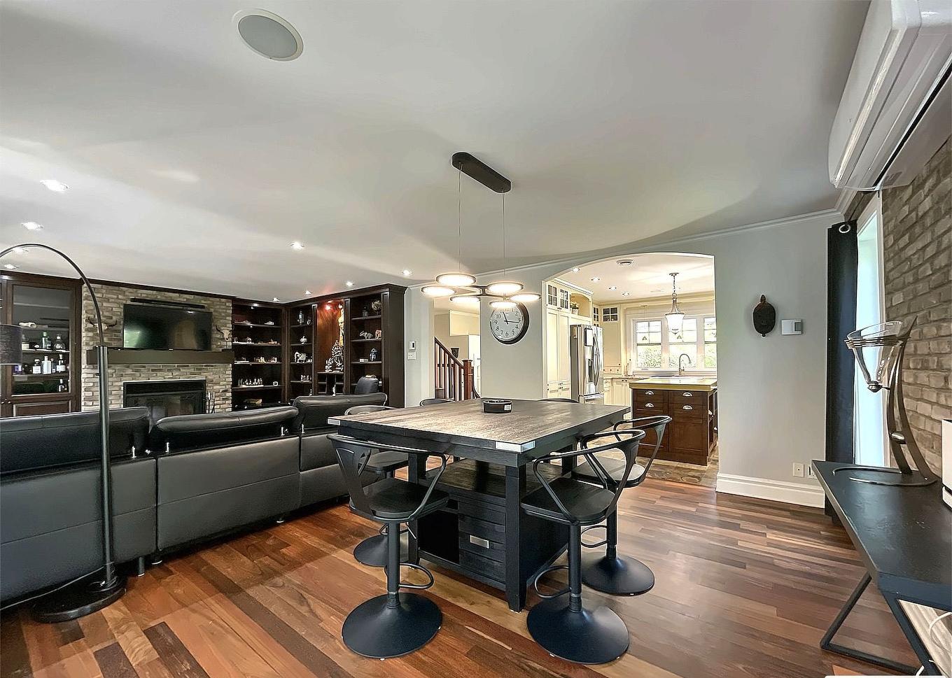 Dinette - 10 Rue De L'Aqueduc, Saint-Alphonse-Rodriguez, QC - Indoor With Fireplace