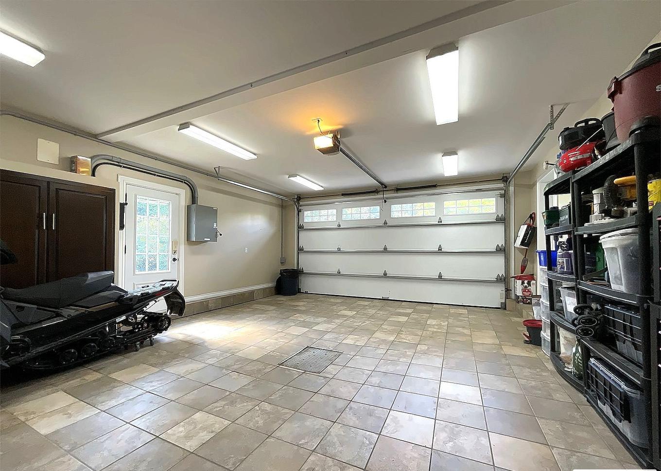 Garage - 10 Rue De L'Aqueduc, Saint-Alphonse-Rodriguez, QC - Indoor Photo Showing Garage