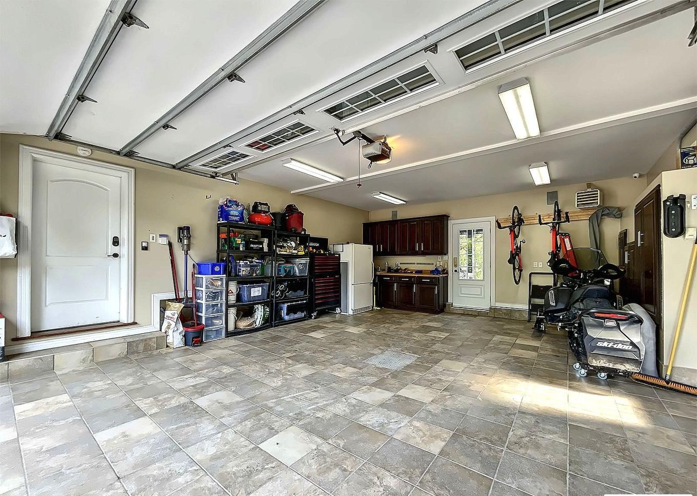 Garage - 10 Rue De L'Aqueduc, Saint-Alphonse-Rodriguez, QC - Indoor Photo Showing Garage