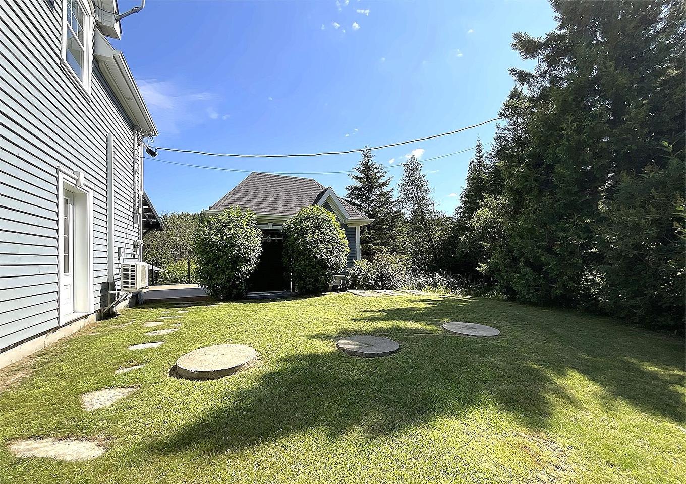 Backyard - 10 Rue De L'Aqueduc, Saint-Alphonse-Rodriguez, QC - Outdoor
