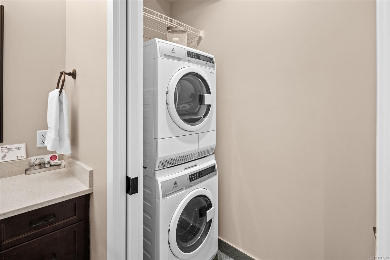43A-1000 Sookepoint Pl, Sooke, BC - Indoor Photo Showing Laundry Room
