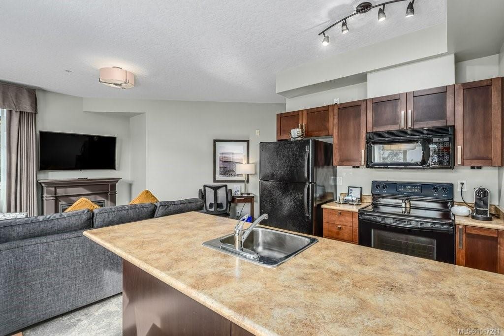 211A-1730 Riverside Lane, Courtenay, BC - Indoor Photo Showing Kitchen