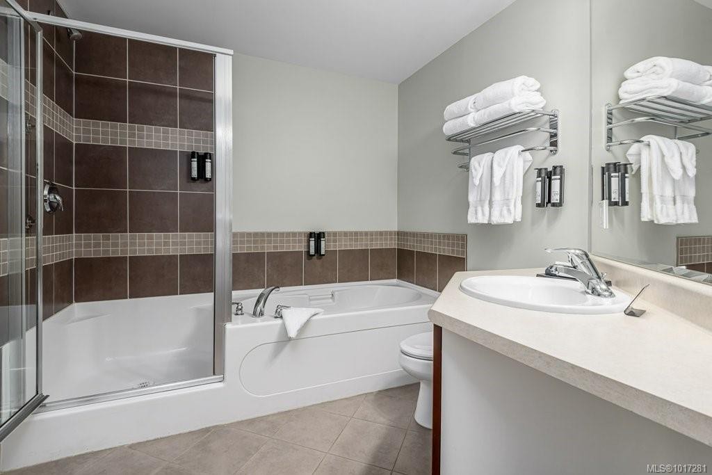 211A-1730 Riverside Lane, Courtenay, BC - Indoor Photo Showing Bathroom