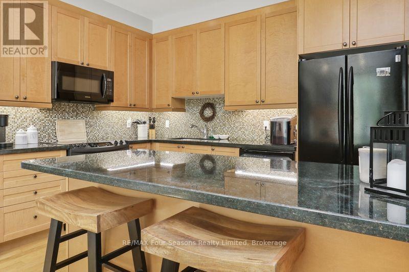 3 - 132 East Ridge Drive, Blue Mountains, ON - Indoor Photo Showing Kitchen With Upgraded Kitchen