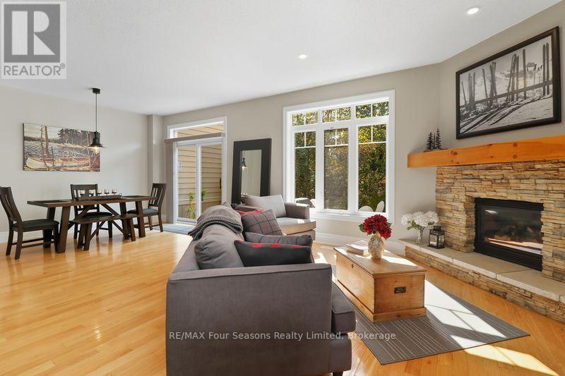 3 - 132 East Ridge Drive, Blue Mountains, ON - Indoor Photo Showing Living Room With Fireplace