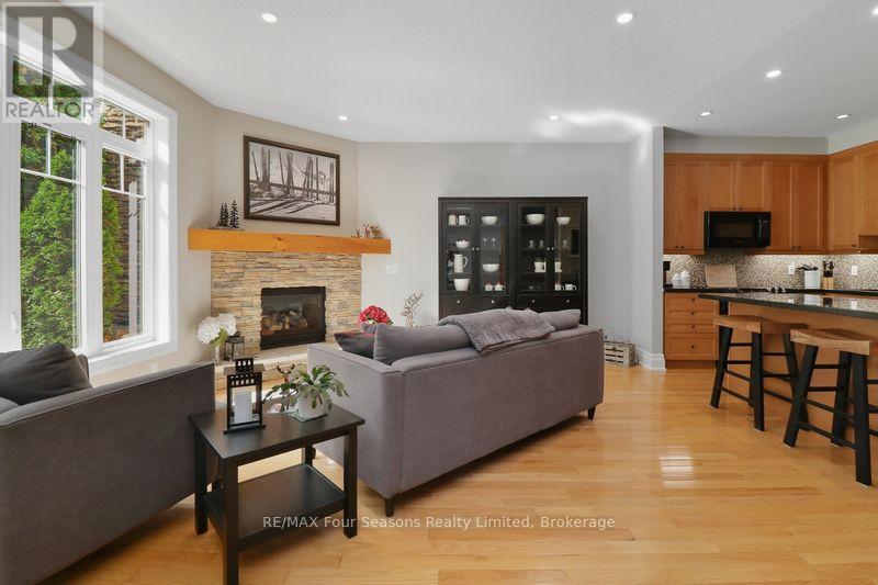 3 - 132 East Ridge Drive, Blue Mountains, ON - Indoor Photo Showing Living Room With Fireplace