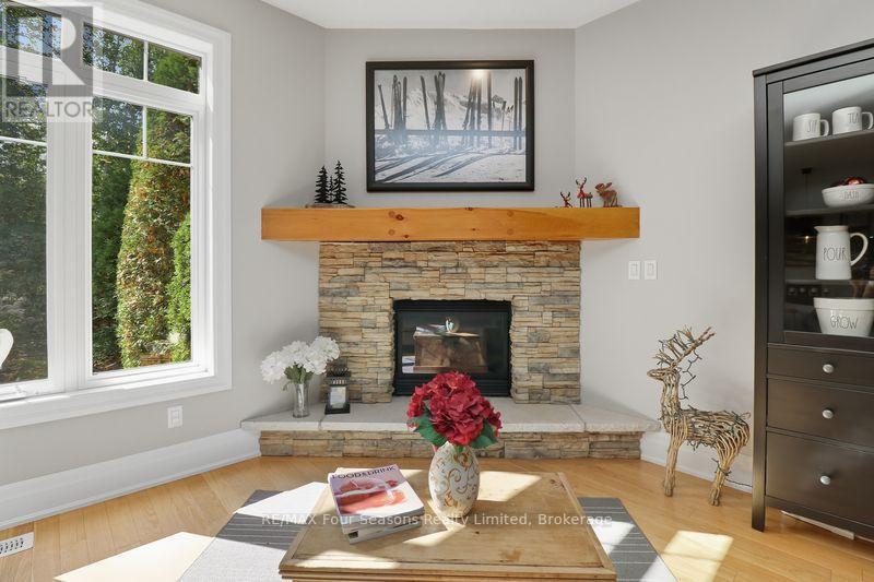 3 - 132 East Ridge Drive, Blue Mountains, ON - Indoor Photo Showing Living Room With Fireplace