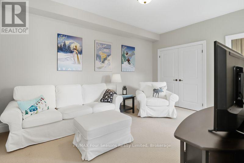 3 - 132 East Ridge Drive, Blue Mountains, ON - Indoor Photo Showing Living Room