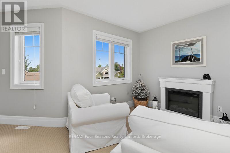 3 - 132 East Ridge Drive, Blue Mountains, ON - Indoor Photo Showing Living Room With Fireplace