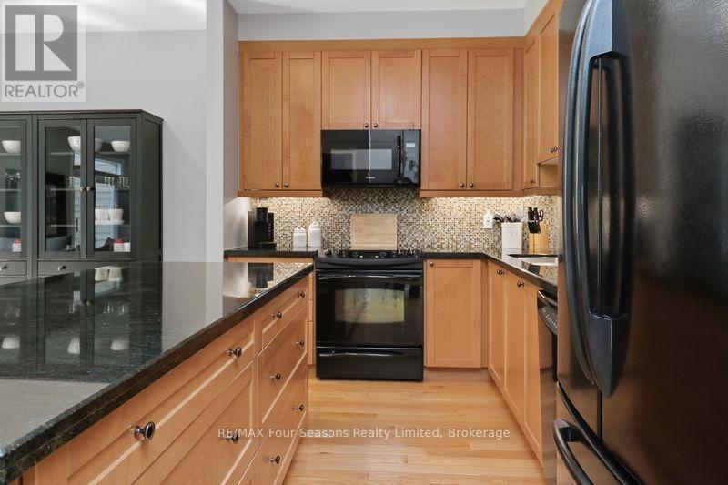 3 - 132 East Ridge Drive, Blue Mountains, ON - Indoor Photo Showing Kitchen With Upgraded Kitchen