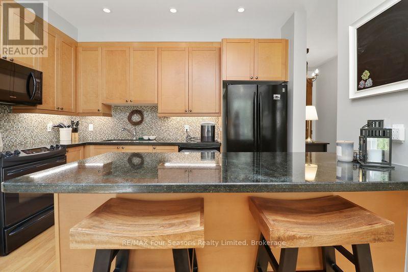 3 - 132 East Ridge Drive, Blue Mountains, ON - Indoor Photo Showing Kitchen With Upgraded Kitchen