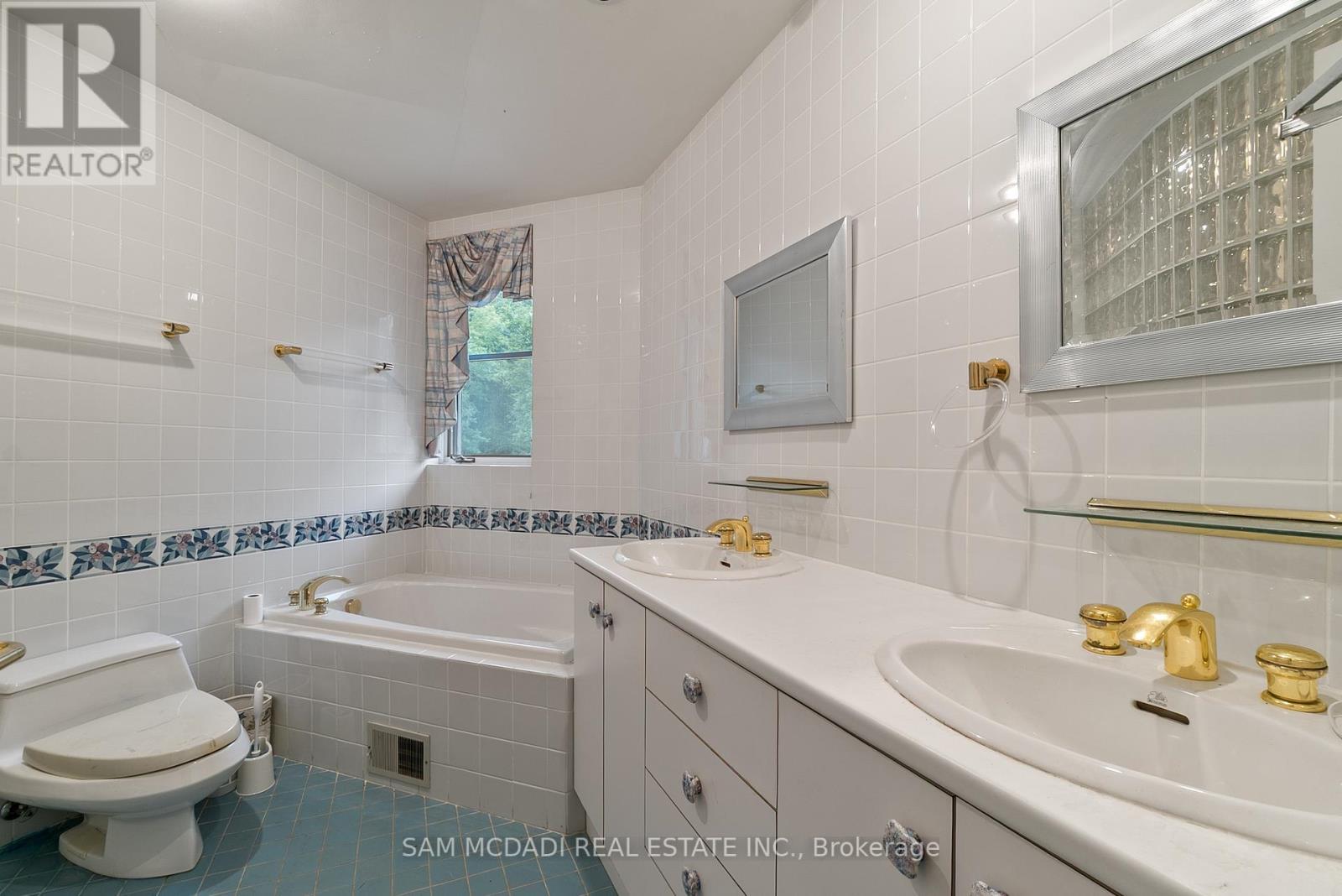9 Flaherty Lane, Caledon, ON - Indoor Photo Showing Bathroom