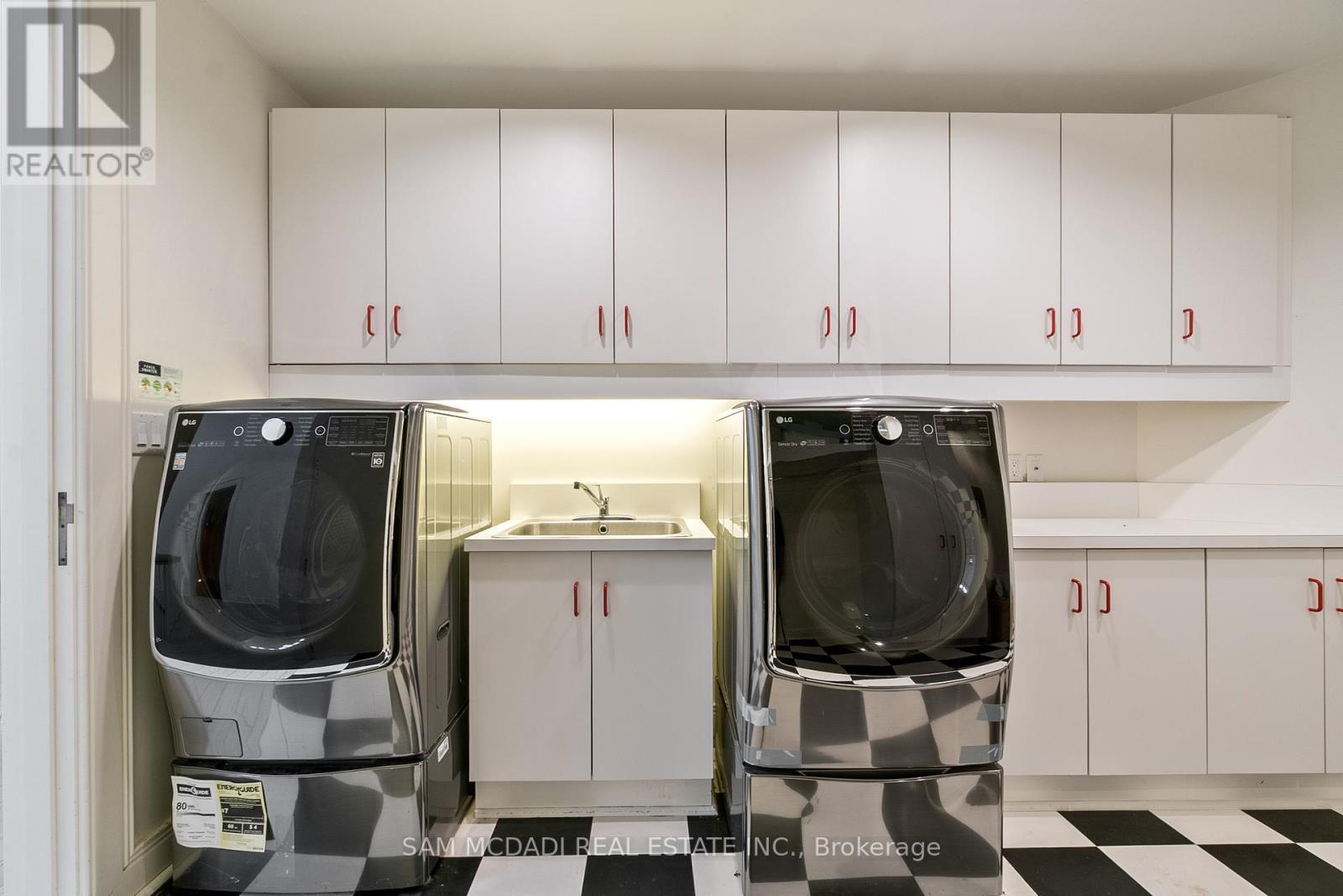9 Flaherty Lane, Caledon, ON - Indoor Photo Showing Laundry Room
